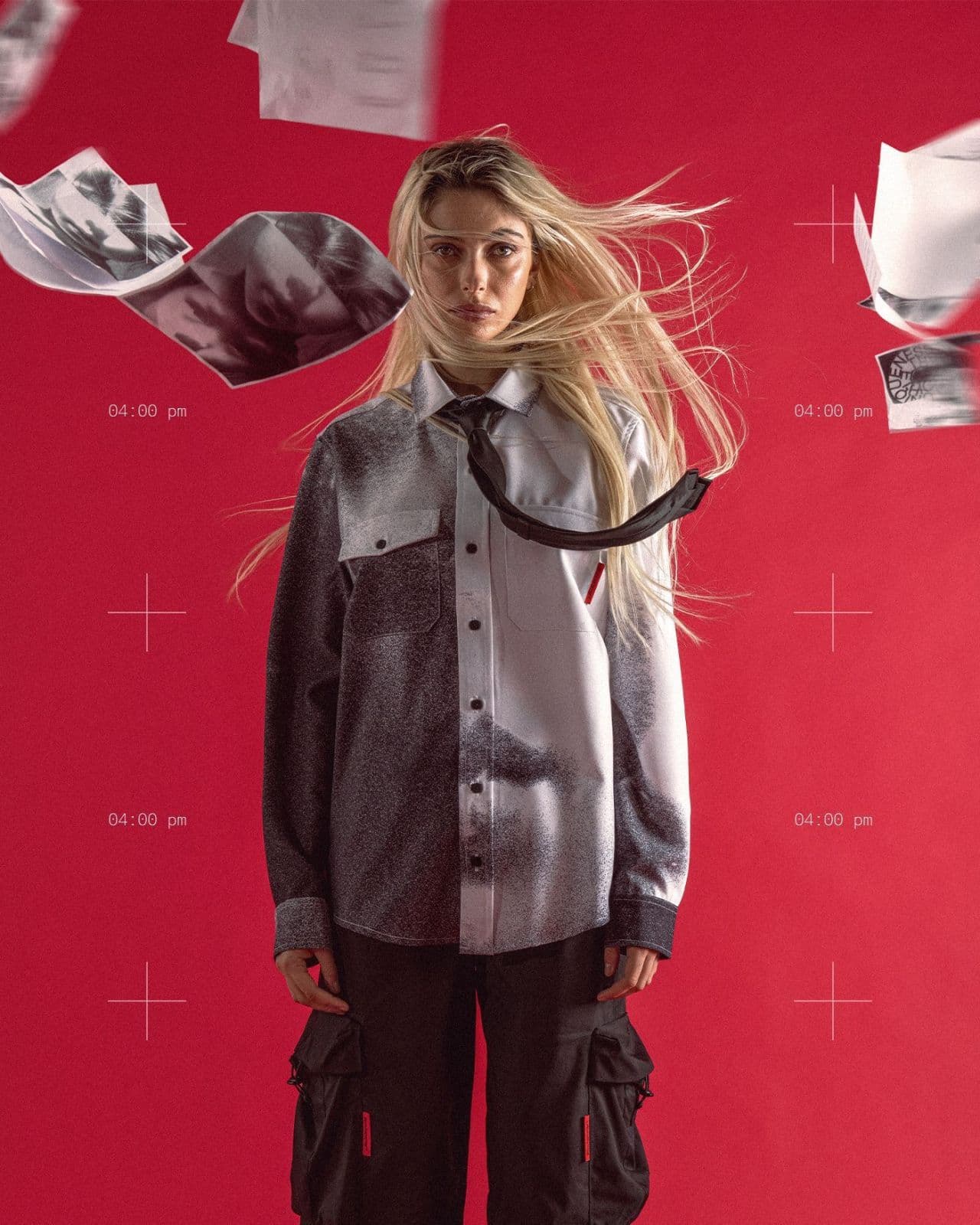 Modella in camicia stampata all-over mentre le stampe volano intorno