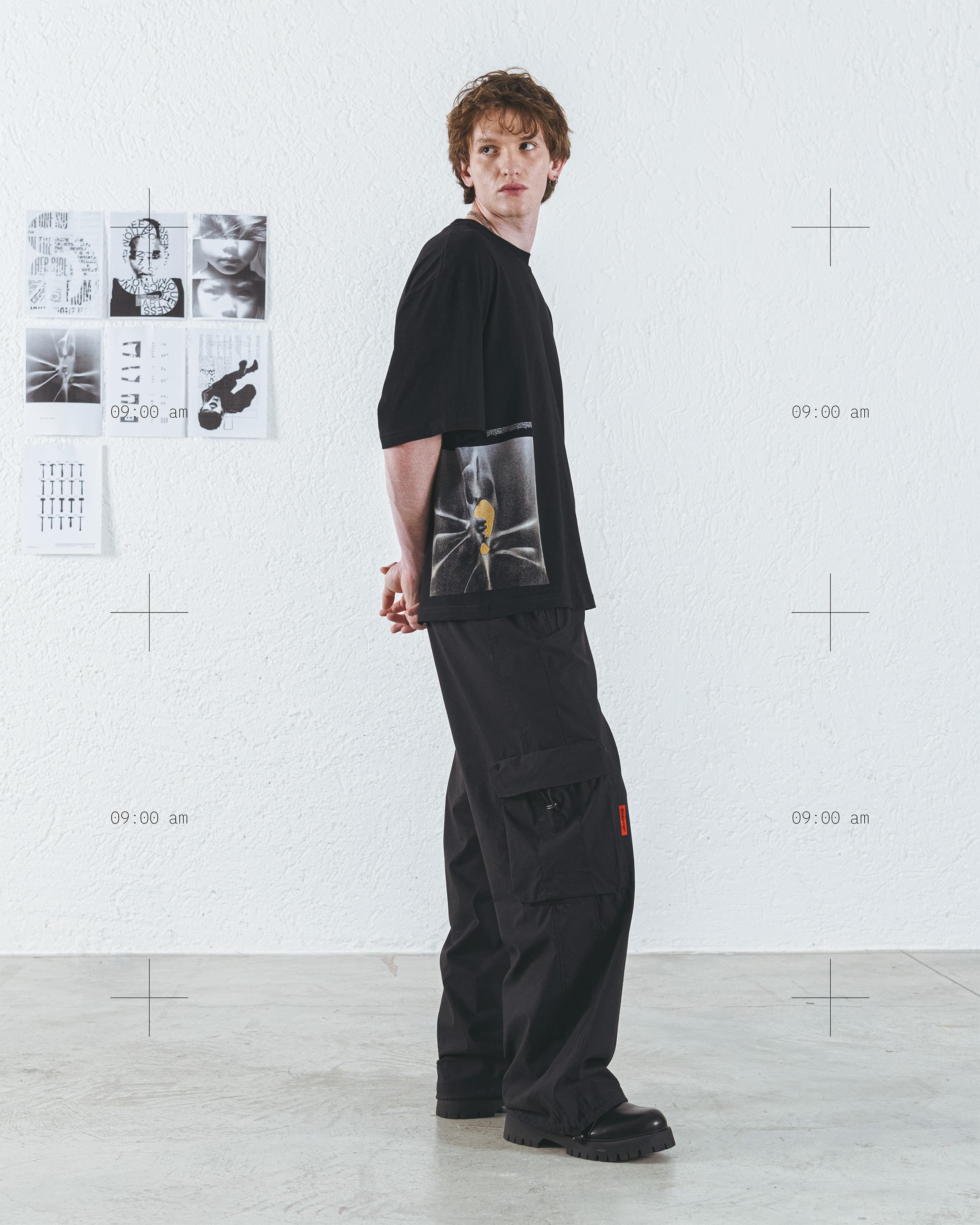 Modello in t-shirt nera con grafica, di tre quarti